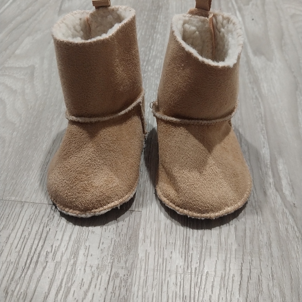Baby Gap girls tan booties soft bottom size 0-3 month